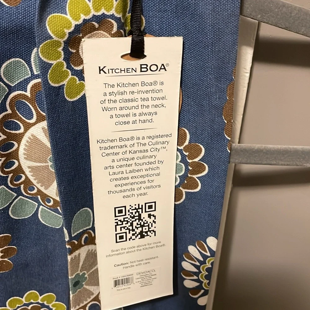 Demdaco Kitchen Boa Is A Stylish Re-invention Of The Classic Tea Towel. - Picture 2 of 8